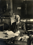 221996 Portret van Everardus Wilhelmus (Ed.) de Blauw, geboren 26 jul. 1870, directeur van de Stadsschouwburg te ...